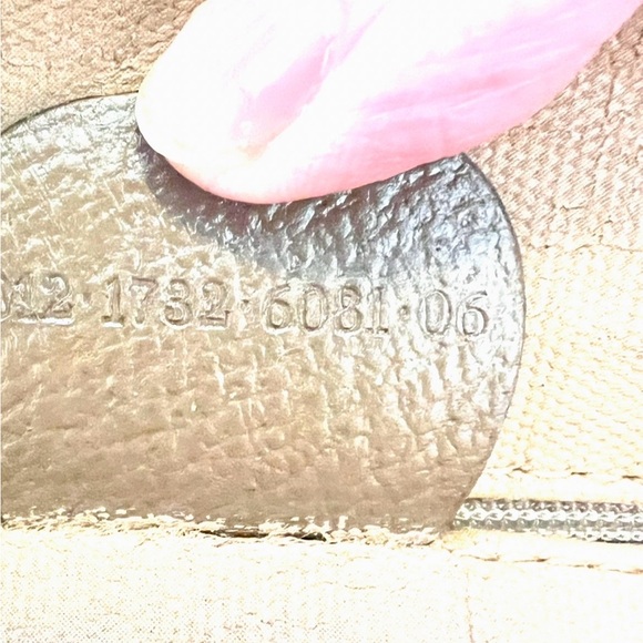 Gucci Beige and Brown GG Monogram duffel. - Picture 13 of 16